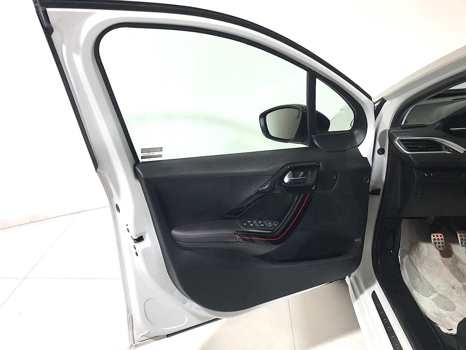 PEUGEOT 208 1.6 BLUEHDI 100CV 5P GT LINE ICE WHITE