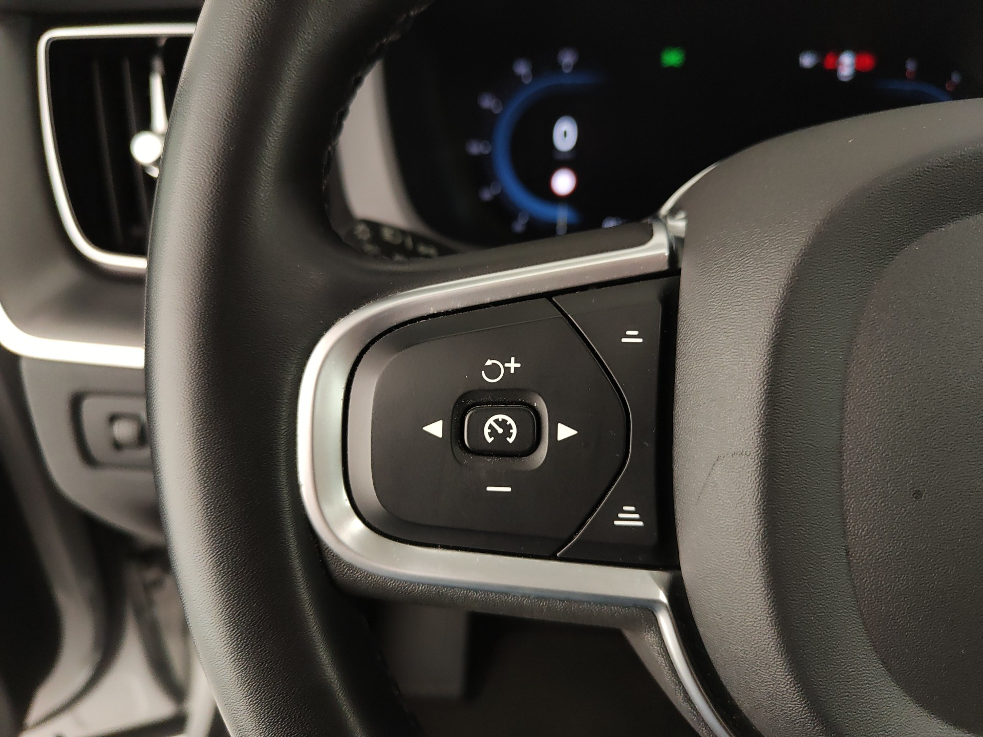 VOLVO XC60 B4 (d) AWD Geartronic Momentum Pro MHEV 197cv