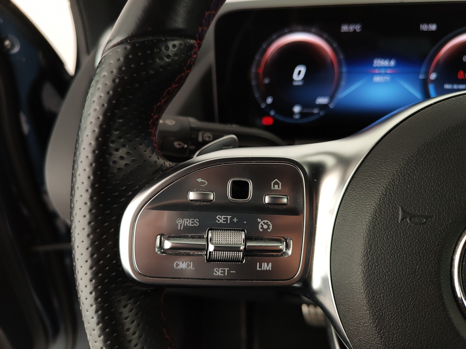 Mercedes-Benz GLA 200d PREMIUM AUTO